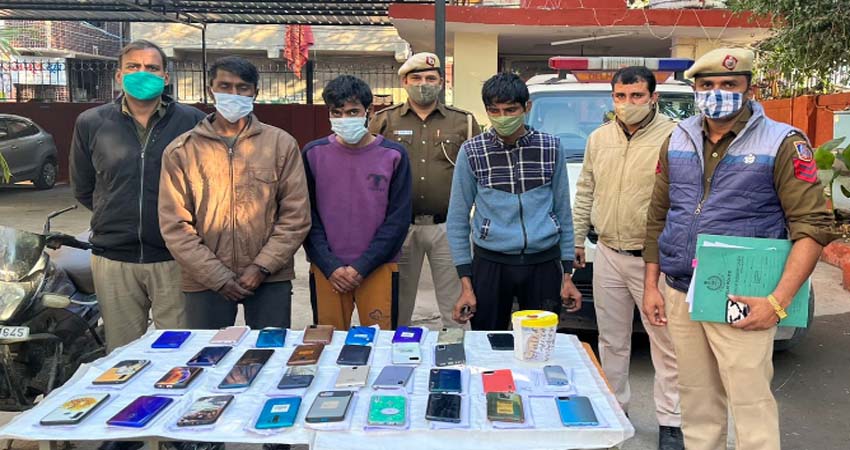 32 मोबाइल फोन के साथ दो खरीदार समेत तीन पकड़े 32 मोबाइल फोन के साथ दो खरीदार समेत तीन पकड़े